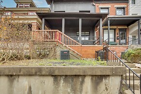 1 Mi to Downtown & Stage AE: Pittsburgh Townhome!