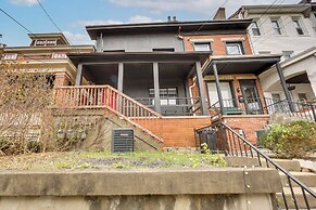 1 Mi to Downtown & Stage AE: Pittsburgh Townhome!