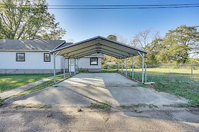 Updated Home 2 Mi to Downtown Texarkana!
