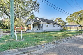 Updated Home 2 Mi to Downtown Texarkana!