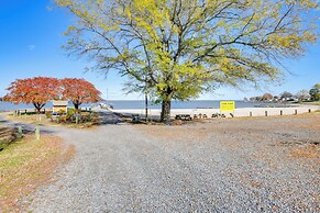 9 Mi to Colonial Beach: Charming Cottage w/ Yard!