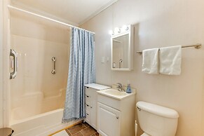 9 Mi to Colonial Beach: Charming Cottage w/ Yard!