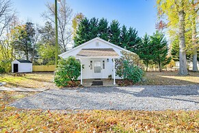 9 Mi to Colonial Beach: Charming Cottage w/ Yard!