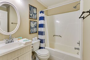 Walk to Coligny Beach Park: Condo w/ Pool Access!