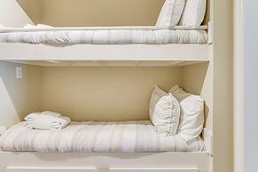 Walk to Coligny Beach Park: Condo w/ Pool Access!