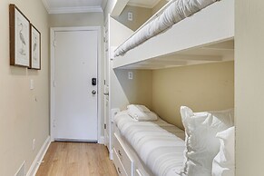 Walk to Coligny Beach Park: Condo w/ Pool Access!