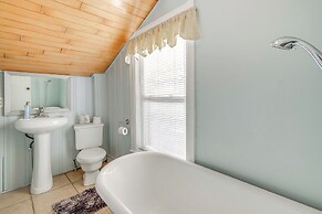 1 Mi to Dtwn: Townhome w/ Patio in Baltimore!