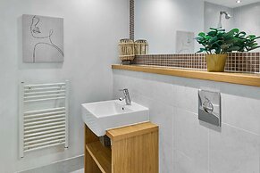 Host Stay - Canal View Apartment