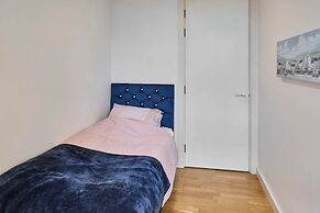 Host Stay - Canal View Apartment