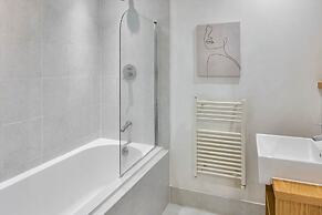 Host Stay - Canal View Apartment