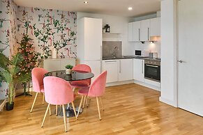 Host Stay - Canal View Apartment