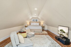 Chic Luxury Retreat in Old Town Walk Everywhere!