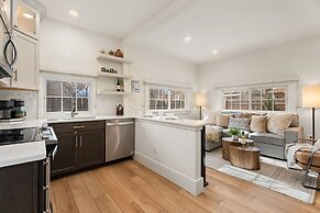 Chic Luxury Retreat in Old Town Walk Everywhere!