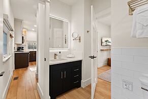 Chic Luxury Retreat in Old Town Walk Everywhere!