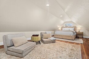 Chic Luxury Retreat in Old Town Walk Everywhere!