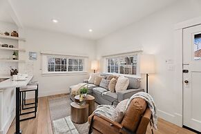 Chic Luxury Retreat in Old Town Walk Everywhere!