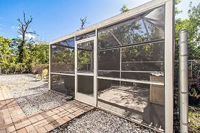 Tropical Oasis With Private Screened Hot Tub 2 Bedroom Home