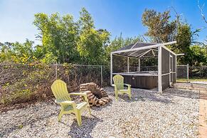 Tropical Oasis With Private Screened Hot Tub 2 Bedroom Home