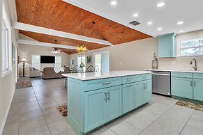 Tropical Oasis With Private Screened Hot Tub 2 Bedroom Home