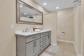 Tropical Oasis With Private Screened Hot Tub 2 Bedroom Home