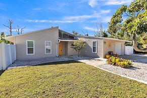 Tropical Oasis With Private Screened Hot Tub 2 Bedroom Home