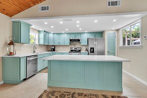 Tropical Oasis With Private Screened Hot Tub 2 Bedroom Home