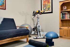 Old Town Escape w/ King Bed, Dog-friendly