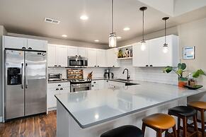 Old Town Escape w/ King Bed, Dog-friendly