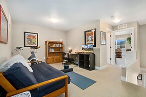 Old Town Escape w/ King Bed, Dog-friendly