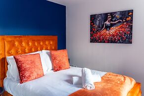 Stylish 3-bedroom House With Parking - Sleeps 6