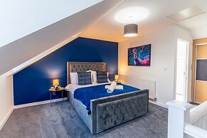 Stylish 3-bedroom House With Parking - Sleeps 6