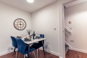 Stylish 3-bedroom House With Parking - Sleeps 6