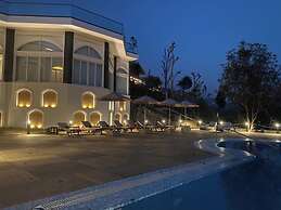 A Majestic and Luxurious Villa Overlooking the Ganges