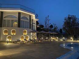 A Majestic and Luxurious Villa Overlooking the Ganges