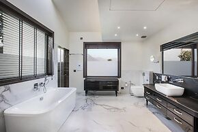 A Majestic and Luxurious Villa Overlooking the Ganges