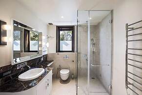 A Majestic and Luxurious Villa Overlooking the Ganges