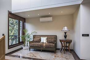A Majestic and Luxurious Villa Overlooking the Ganges