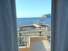 Comfy Beachfront Litinas Casa With Seaview