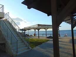 Comfy Beachfront Litinas Casa With Seaview