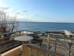 Comfy Beachfront Litinas Casa With Seaview