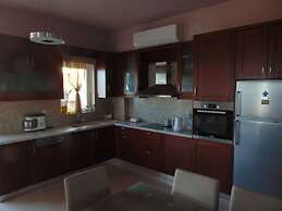 Comfy Beachfront Litinas Casa With Seaview