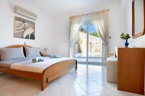 Iconic Villa With Private Pool and sea View