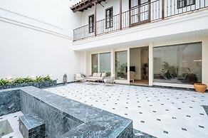 Luxurious Apartment with Patio and Pool