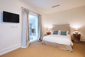 Luxurious Apartment with Patio and Pool