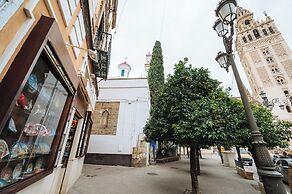 Luxurious Apartment with Patio and Pool