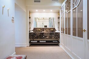 Luxurious Apartment with Patio and Pool