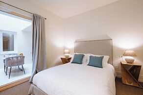 Luxurious Apartment with Patio and Pool