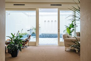 Luxurious Apartment with Patio and Pool