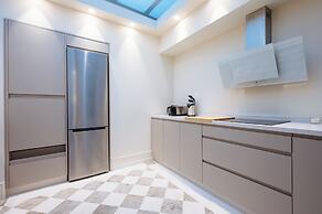 Luxurious Apartment with Patio and Pool