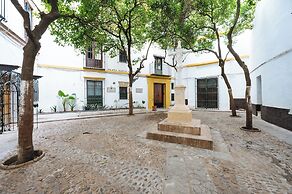 Luxurious Apartment with Patio and Pool